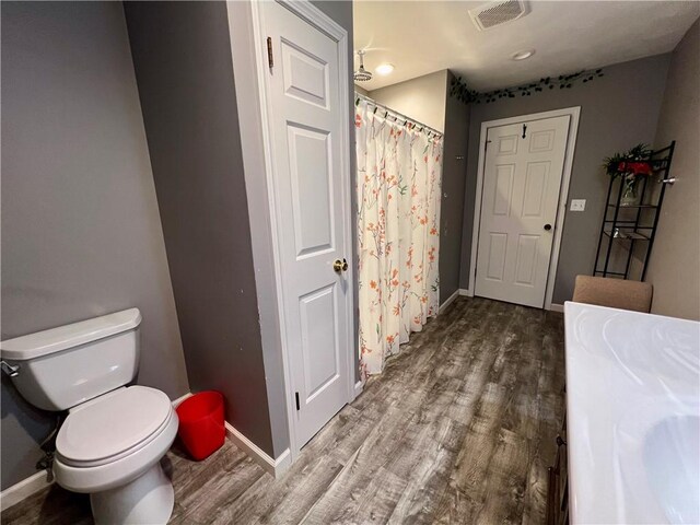 29 Homestead Dr, Newton, IL 62448 - bathroom featuring wood finished floors, toilet, baseboards, recessed lighting, and curtained shower