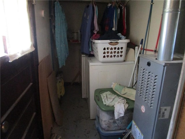 laundry area with laundry area and washer and clothes dryer
