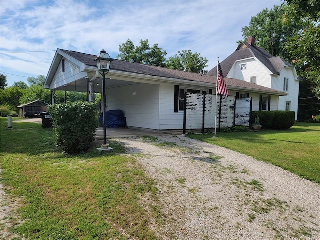 517 W Union St, Nokomis, IL 62075 - single story home featuring driveway, a carport, and a front yard