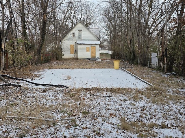 view of yard layered in snow