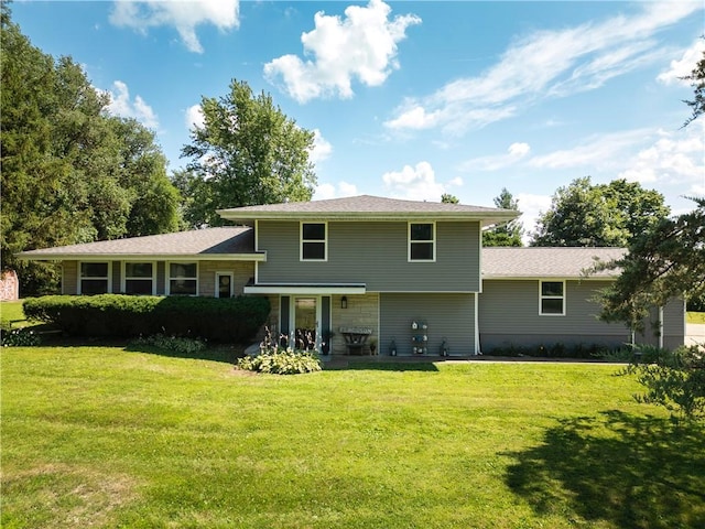 602 Maple Dr, Catlin, IL 61817 - rear view of house featuring a lawn