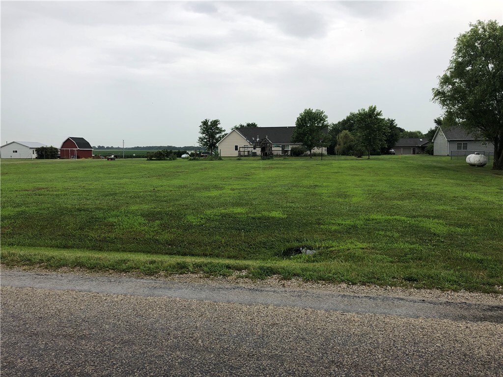 7 Sunnyside Est, Moweaqua, IL 62550 - photo 2