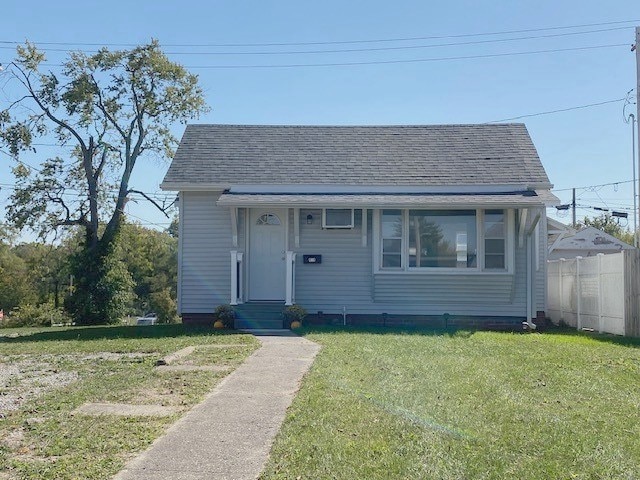 bungalow-style house featuring a front lawn