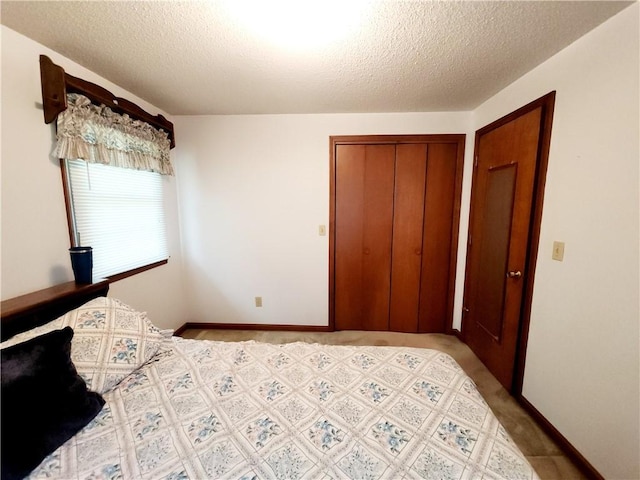 803 S Lafayette St, Newton, IL 62448 - bedroom featuring a textured ceiling and a closet