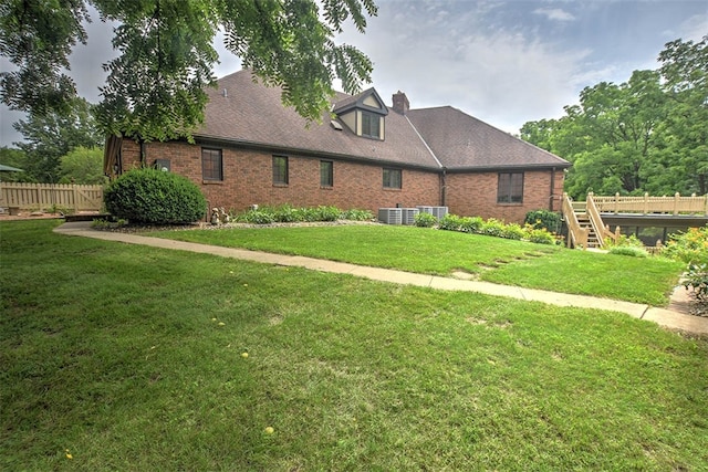 view of front of home featuring a front yard