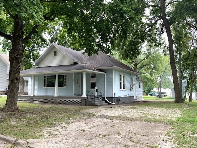 view of front of property featuring covered porch