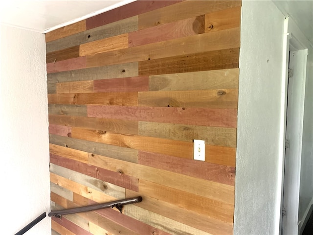 647 E 2100 N Rd, Assumption, IL 62510 - detailed view of wood walls