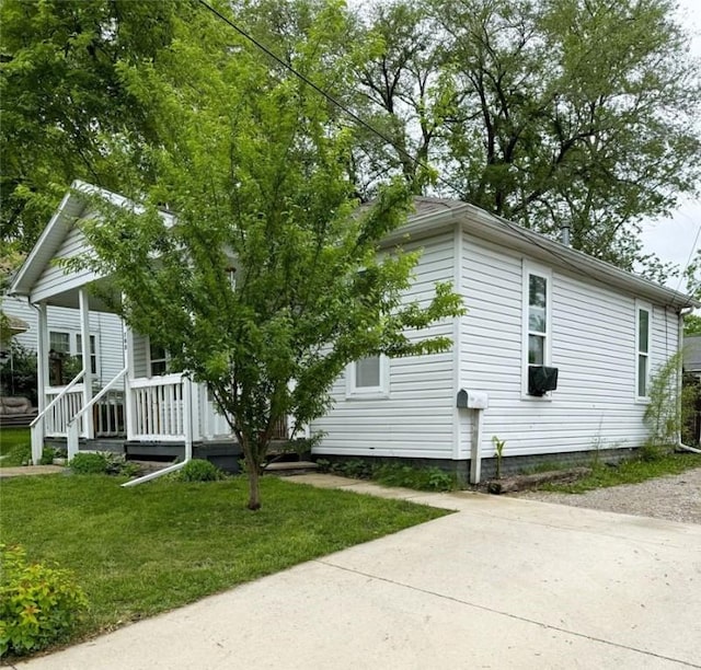 709 10th St, Charleston, IL 61920 - view of front facade with a front yard and a porch