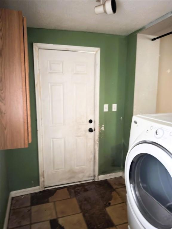 709 10th St, Charleston, IL 61920 - laundry room featuring washer / clothes dryer and baseboards
