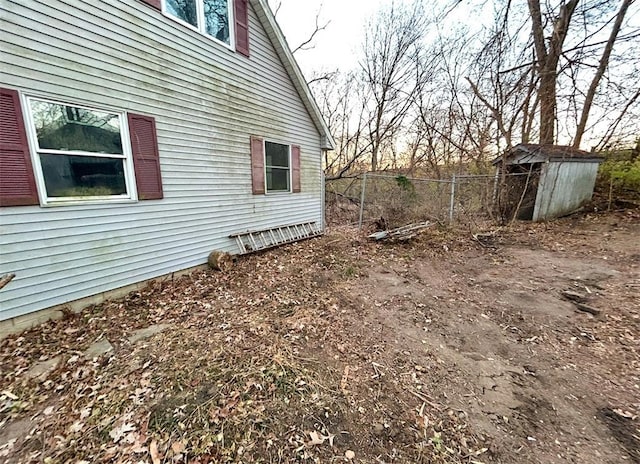 view of yard with a storage unit