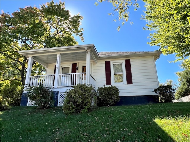 view of front facade featuring covered porch and a front yard