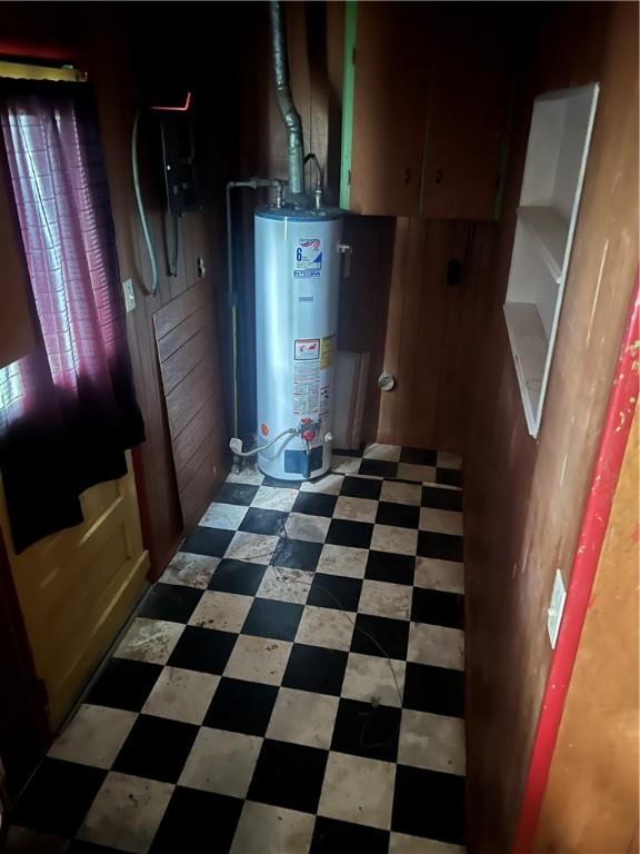 705 Orlando Dr, Robinson, IL 62454 - utility room with gas water heater