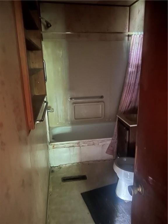 705 Orlando Dr, Robinson, IL 62454 - full bathroom featuring tiled shower / bath and toilet