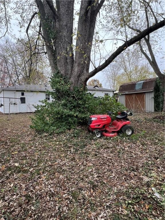 705 Orlando Dr, Robinson, IL 62454 - view of yard featuring a storage unit