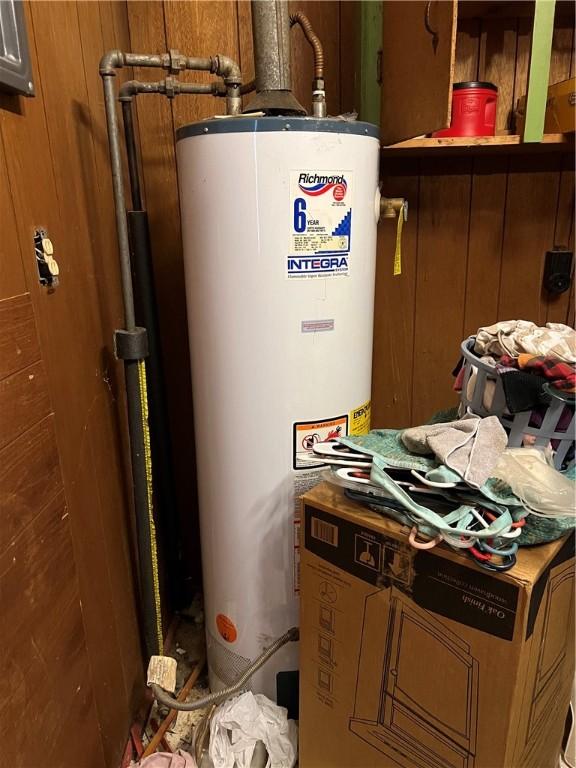 705 Orlando Dr, Robinson, IL 62454 - utility room featuring gas water heater