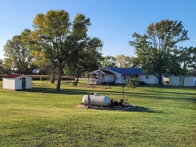 view of yard featuring a storage shed