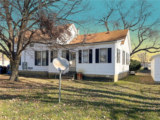 view of front of property featuring a front lawn