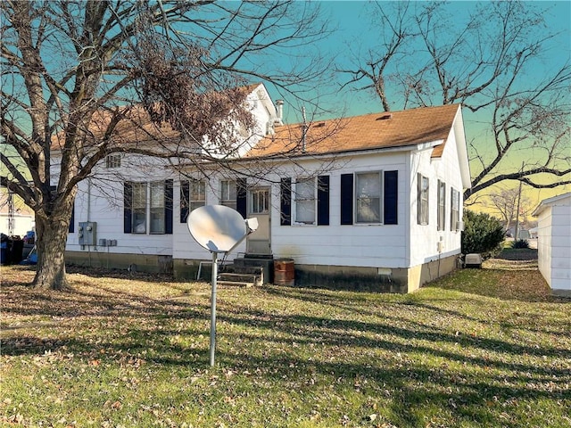 1009 S 14th St, Mattoon, IL 61938 - view of front of property with crawl space, a front yard, entry steps, and roof with shingles
