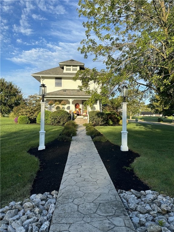 view of front of house featuring a front lawn