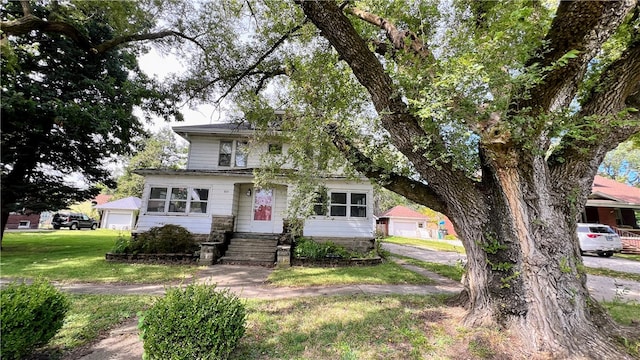 view of front of property featuring a front lawn