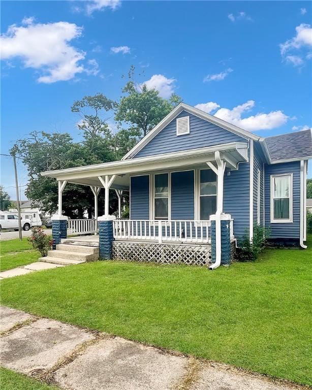 720 Prairie Ave, Mattoon, IL 61938 - view of front of property featuring covered porch and a front yard