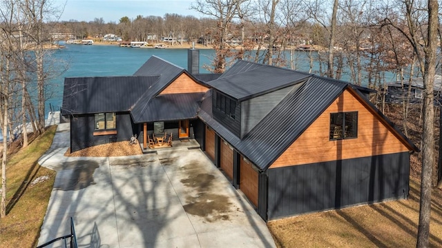 view of front of property featuring a water view