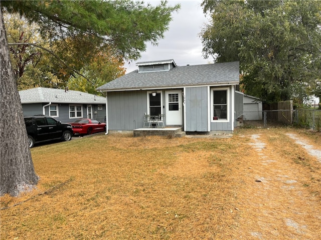 view of front of property with a front yard