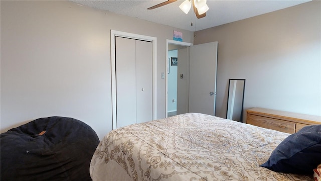 bedroom featuring ceiling fan, a textured ceiling, and a closet