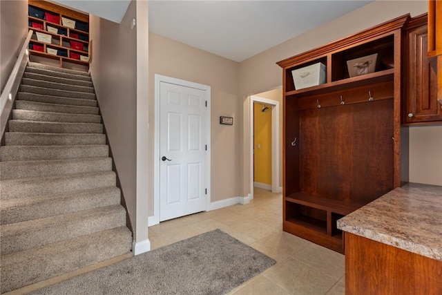 11107 E Cambridge Ln, Effingham, IL 62401 - mudroom featuring light tile patterned floors and baseboards