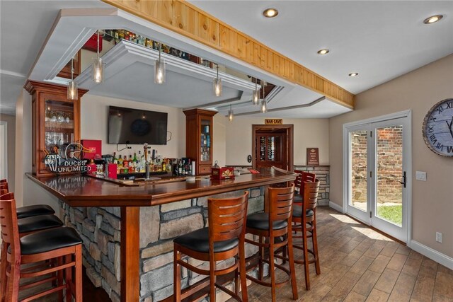 11107 E Cambridge Ln, Effingham, IL 62401 - indoor dry bar featuring wood finished floors, recessed lighting, and hanging light fixtures