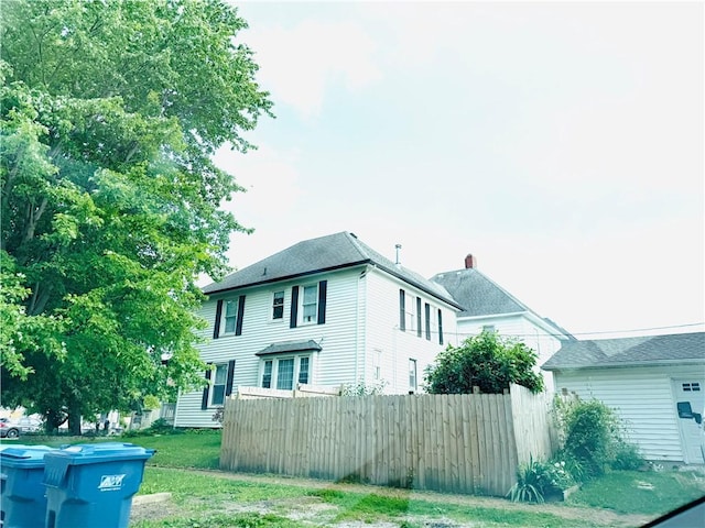 403 S 2nd Ave, Hoopeston, IL 60942 - view of side of home
