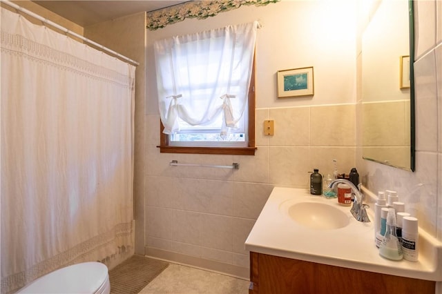 full bathroom featuring toilet, a shower with curtain, vanity, and tile walls