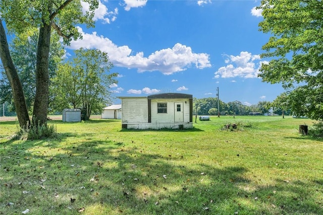 view of yard featuring an outbuilding