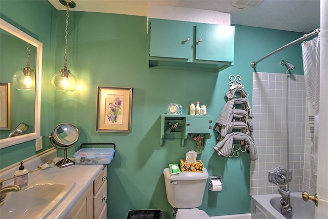 full bathroom featuring shower / bath combo with shower curtain, vanity, and toilet