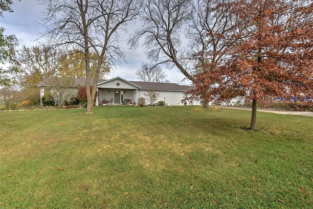 view of front facade featuring a front lawn