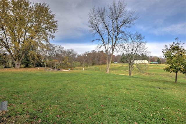 view of yard with a rural view