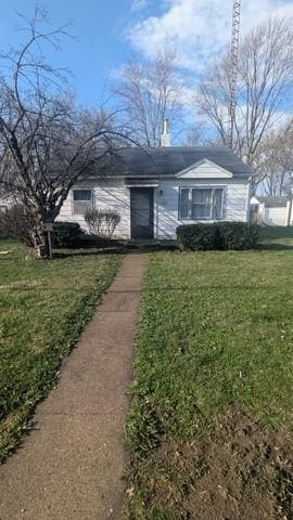 617 Woodlawn Ave, Mattoon, IL 61938 - bungalow featuring a front yard