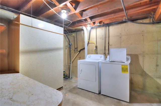 635 E N St, Warrensburg, IL 62573 - laundry room with separate washer and dryer
