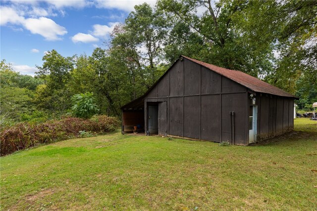 view of outdoor structure with a yard