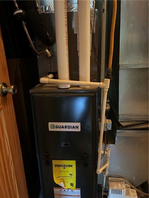 10760 E 1600th St, Cambridge, IL 61238 - utility room featuring heating unit