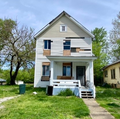 view of front of property with a front lawn and covered porch