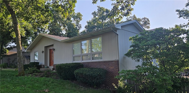 view of front of home featuring a front yard