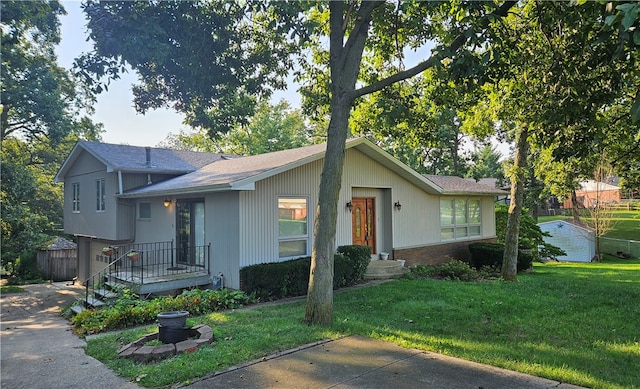 view of front of house with a front lawn