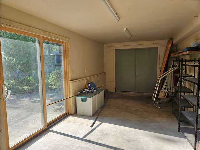 entryway featuring concrete floors