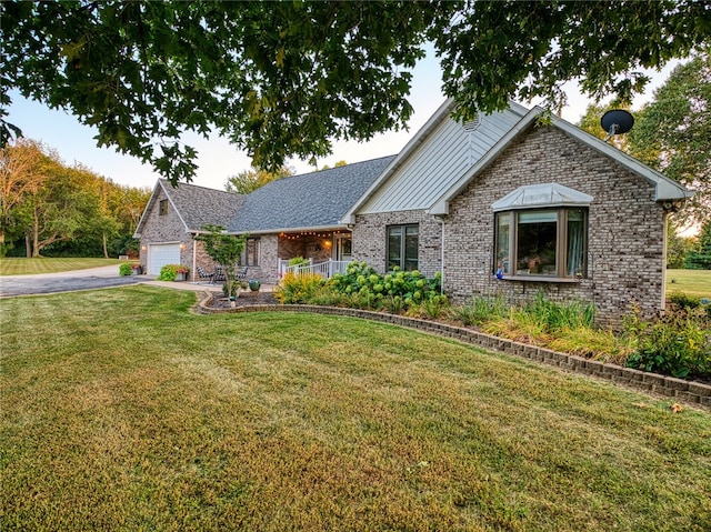 view of front of home featuring a front lawn and a garage