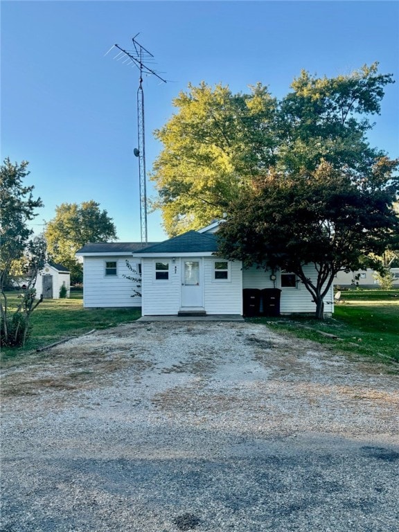 view of front facade featuring a front yard