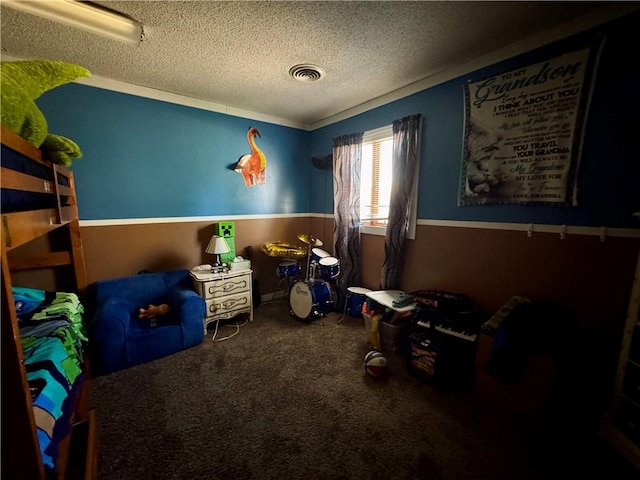 bedroom with carpet, visible vents, and a textured ceiling