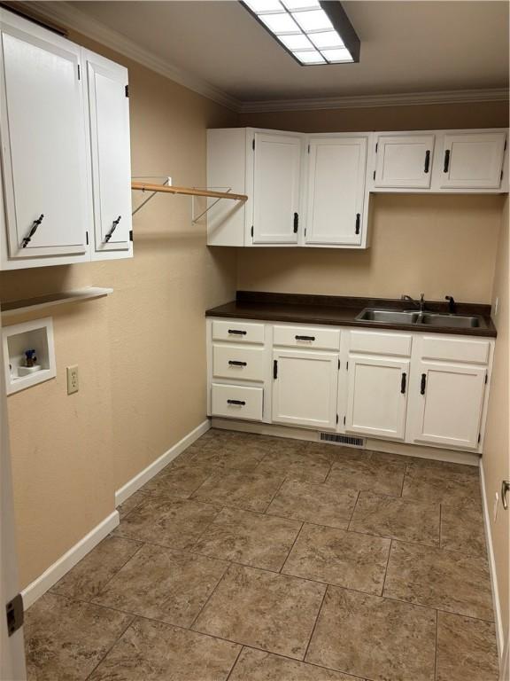 905 W Evergreen Ave, Effingham, IL 62401 - laundry area featuring cabinet space, washer hookup, and crown molding
