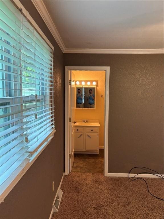 905 W Evergreen Ave, Effingham, IL 62401 - hall with carpet flooring and crown molding
