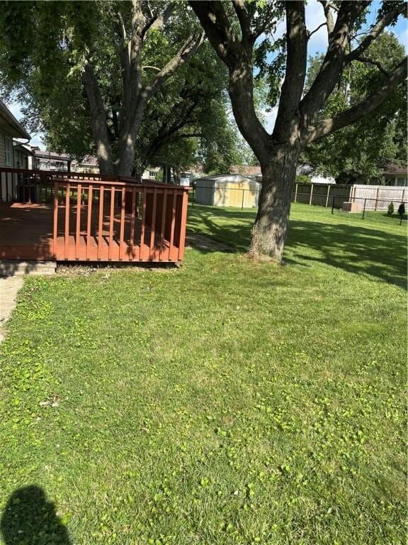 905 W Evergreen Ave, Effingham, IL 62401 - view of yard with a wooden deck